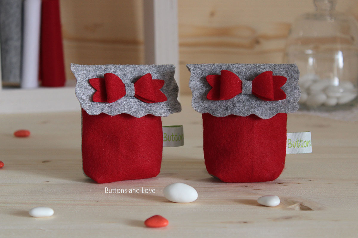 sacchetto portaconfetti bomboniera laurea rosso con fiocco in pannolenci -  Buttons & Love - Sania Chiereghin