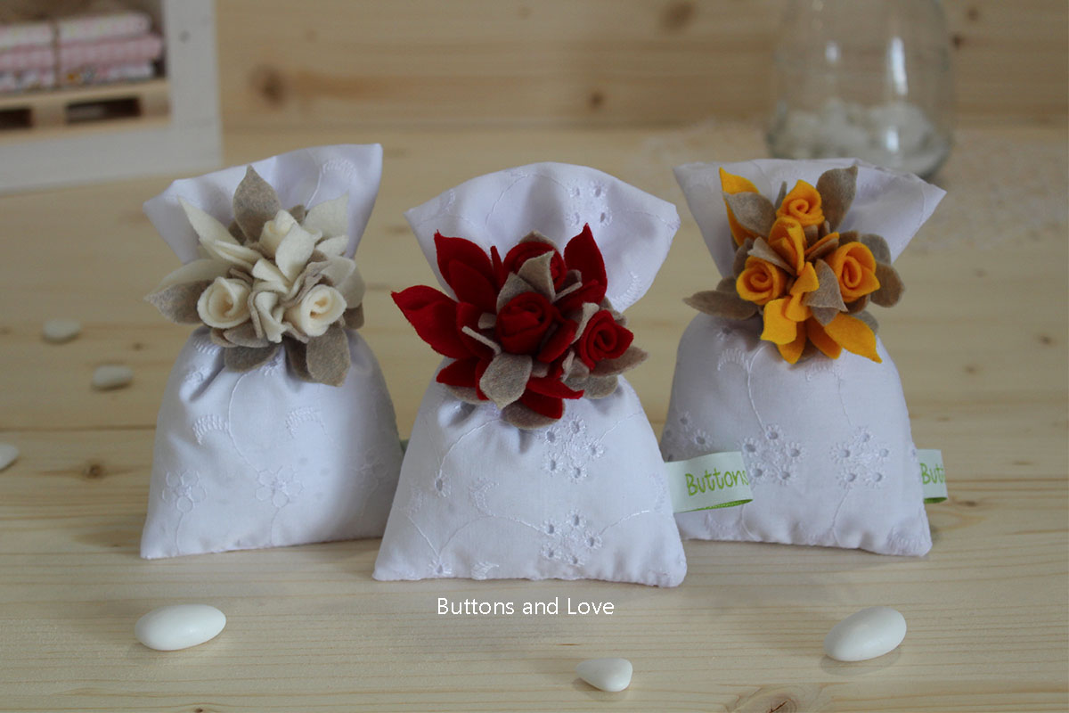 sacchetti portaconfetti matrimonio eleganti con rose e bianco anniversari -  Buttons & Love - Sania Chiereghin